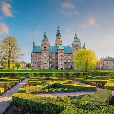 Stunning Premium With Private Rooftop Apartment *