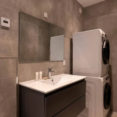 Stunning Premium With Private Rooftop Appartement *